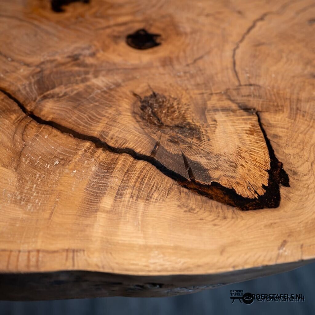 Eiken / Epoxy kunststuk van 308cm breed