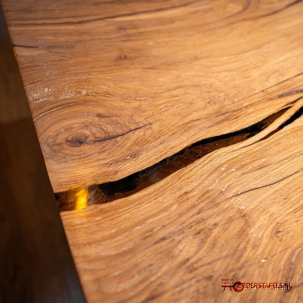 Eiken / Epoxy kunststuk van 308cm breed