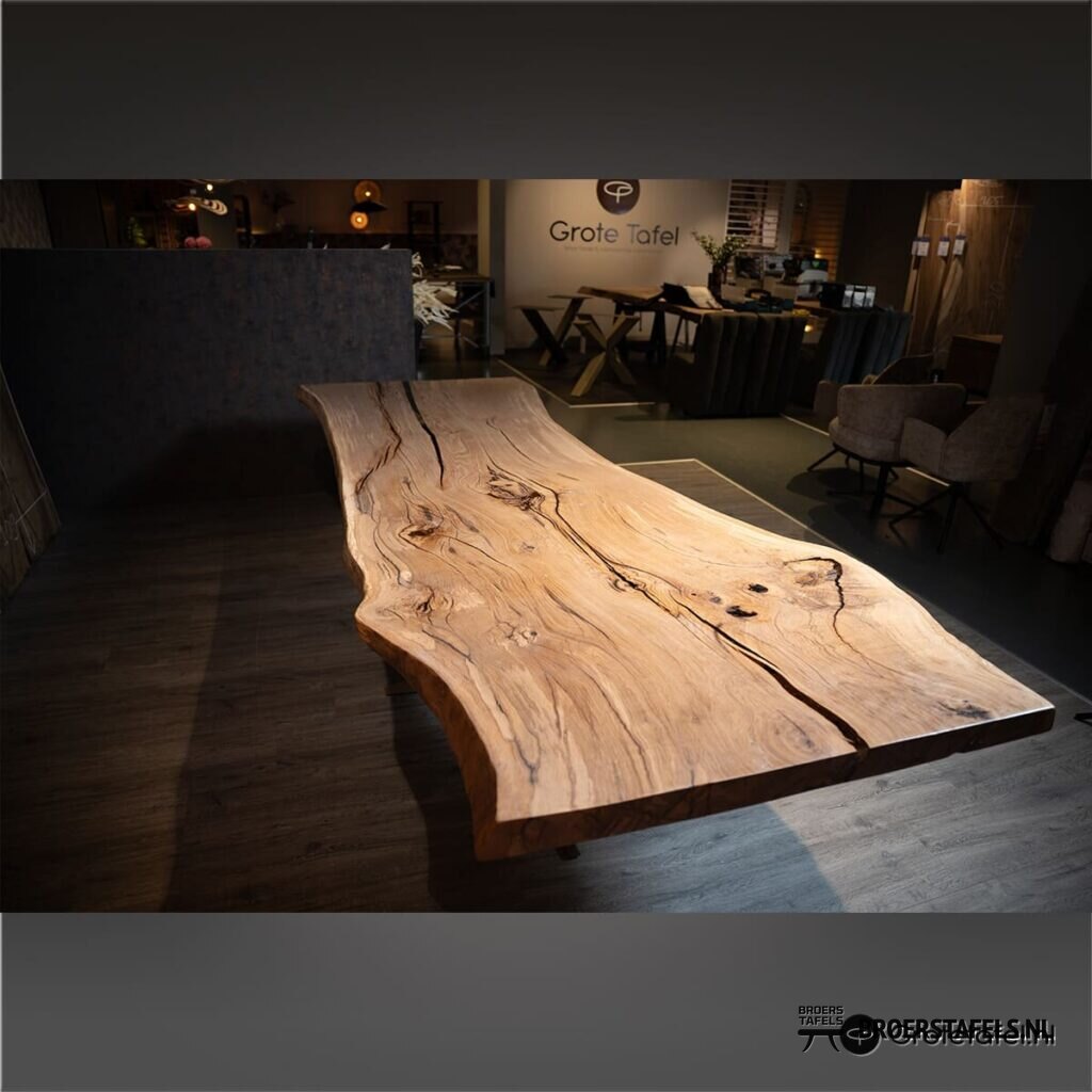 Eiken / Epoxy kunststuk van 308cm breed