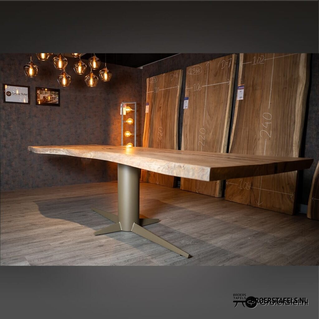 Eiken / Epoxy kunststuk van 308cm breed