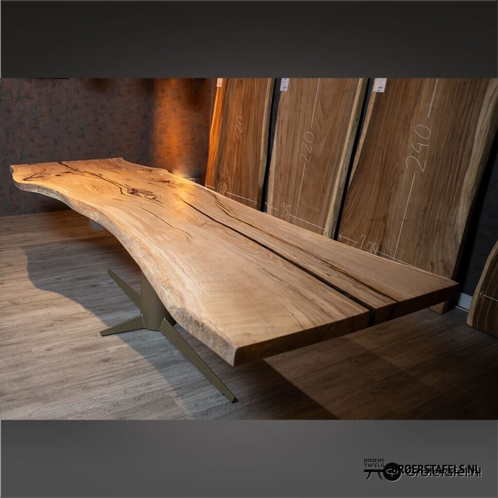 Eiken / Epoxy kunststuk van 308cm breed