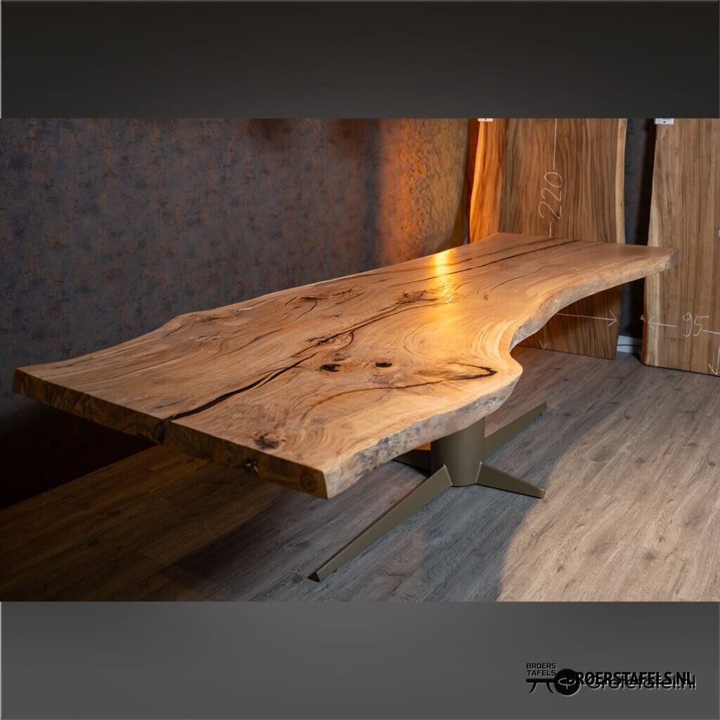 Eiken / Epoxy kunststuk van 308cm breed