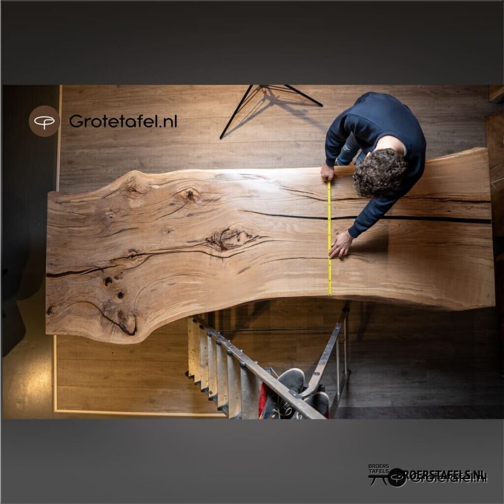 Eiken / Epoxy kunststuk van 308cm breed