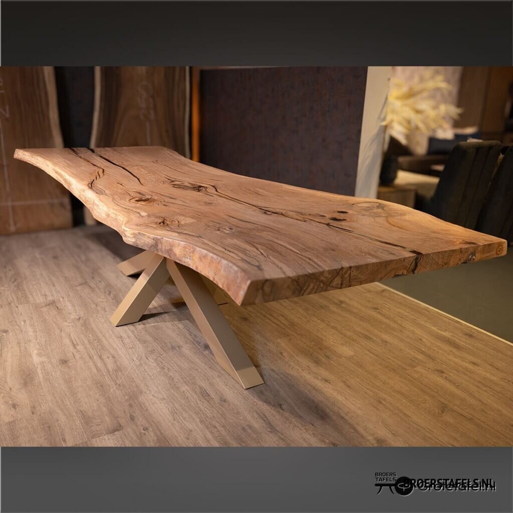 Eiken / Epoxy kunststuk van 308cm breed