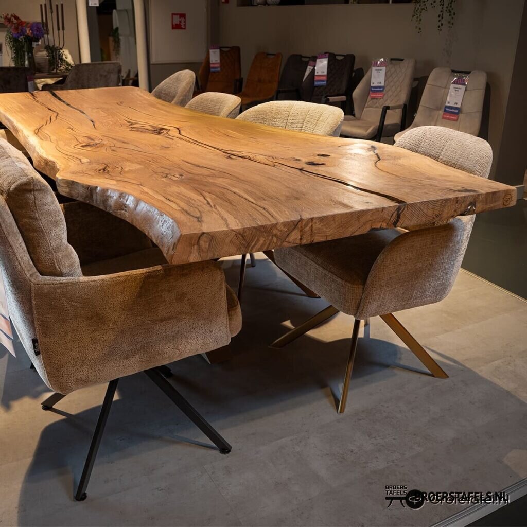 Eiken / Epoxy kunststuk van 308cm breed