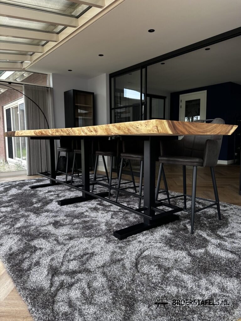 Groots gebaar in Suar & Epoxy