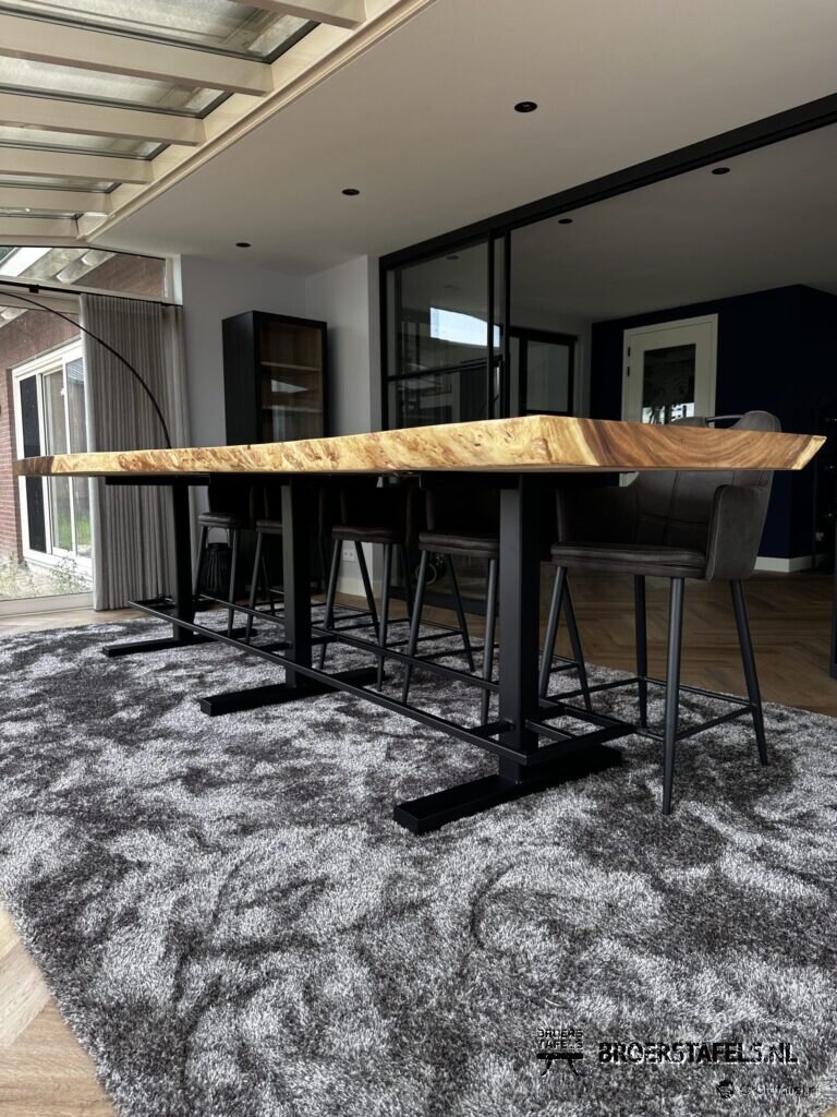 Groots gebaar in Suar & Epoxy