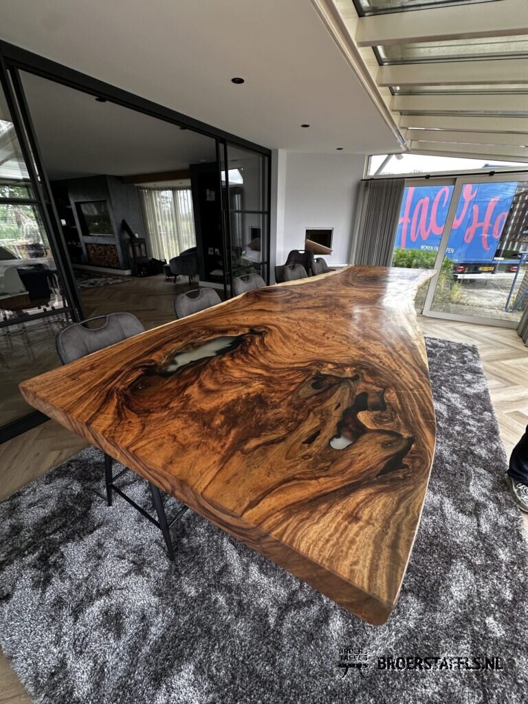 Groots gebaar in Suar & Epoxy