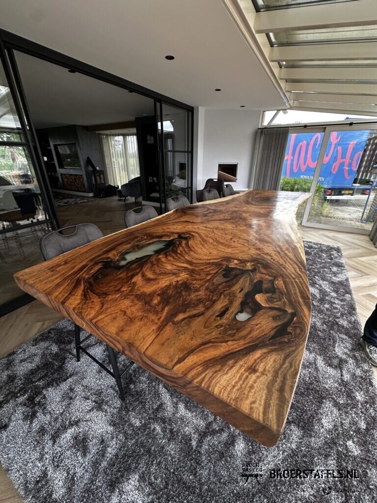 Groots gebaar in Suar & Epoxy