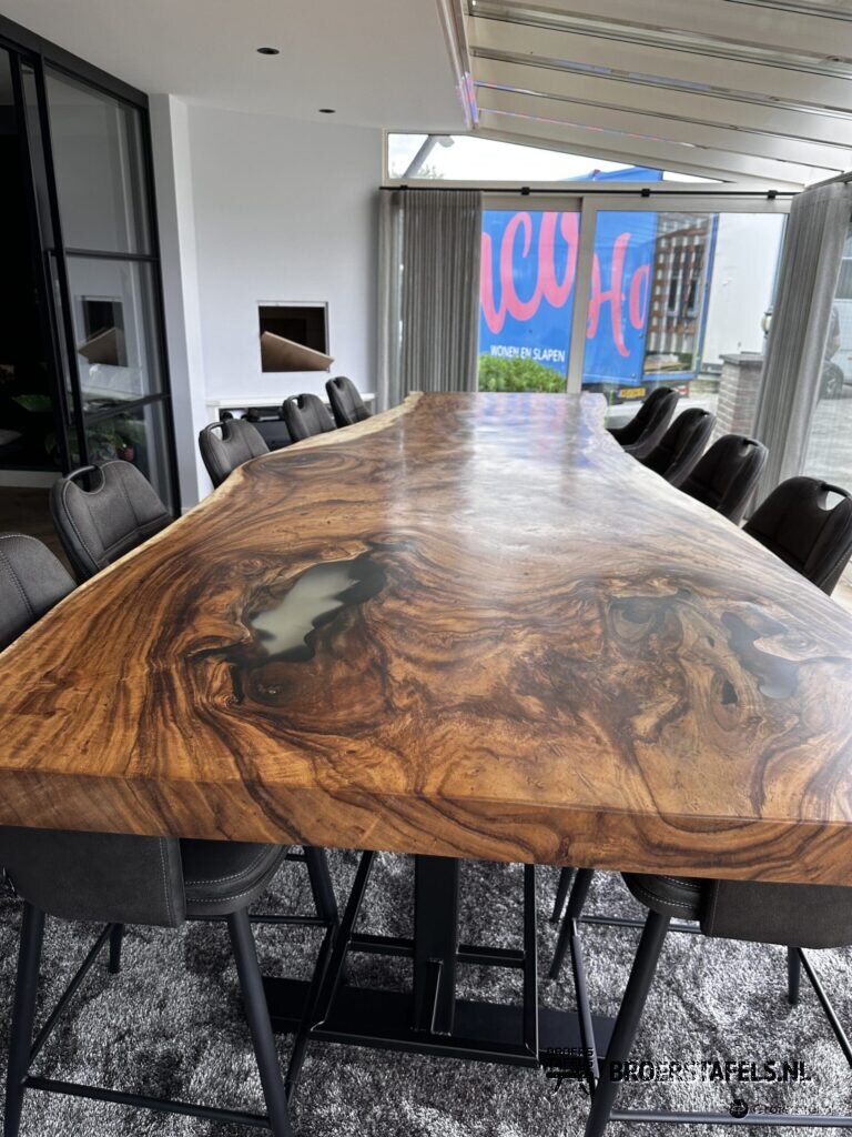 Groots gebaar in Suar & Epoxy