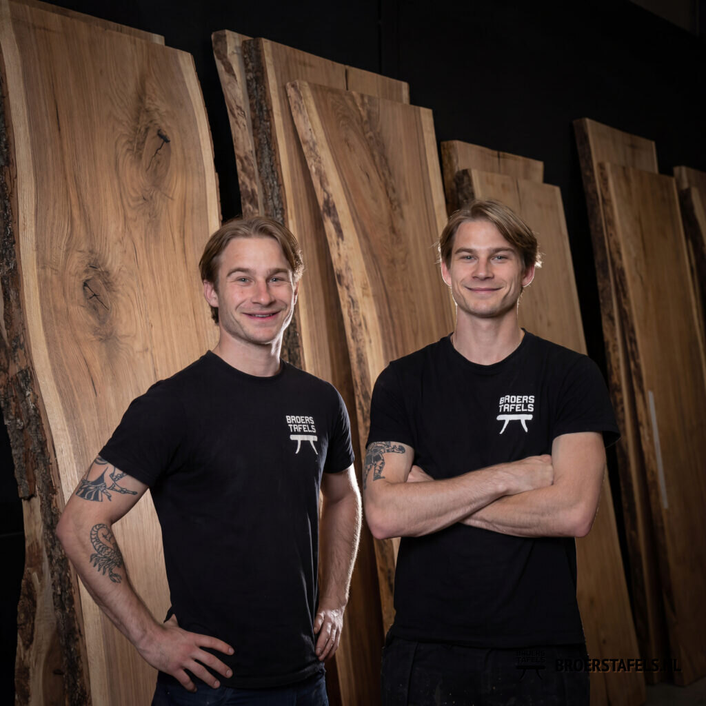 Job en Gijs van Broers Tafels samen aan het werk in het atelier